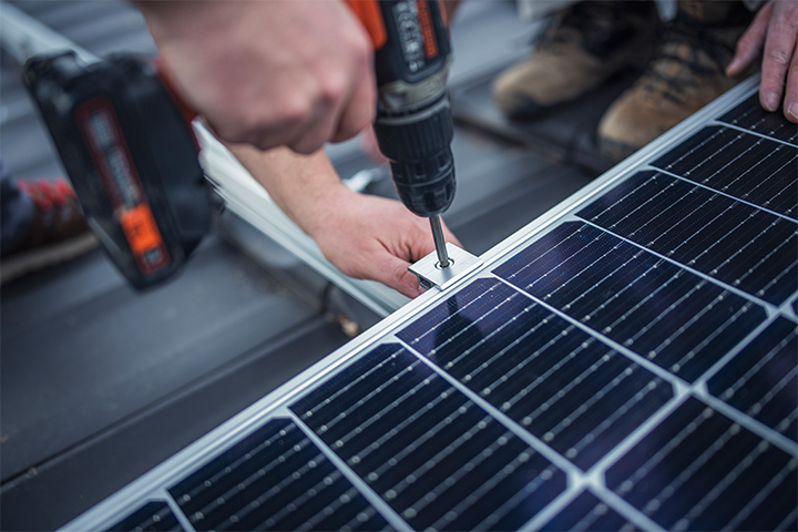 Solo Landscape 2 drill installing solar panel