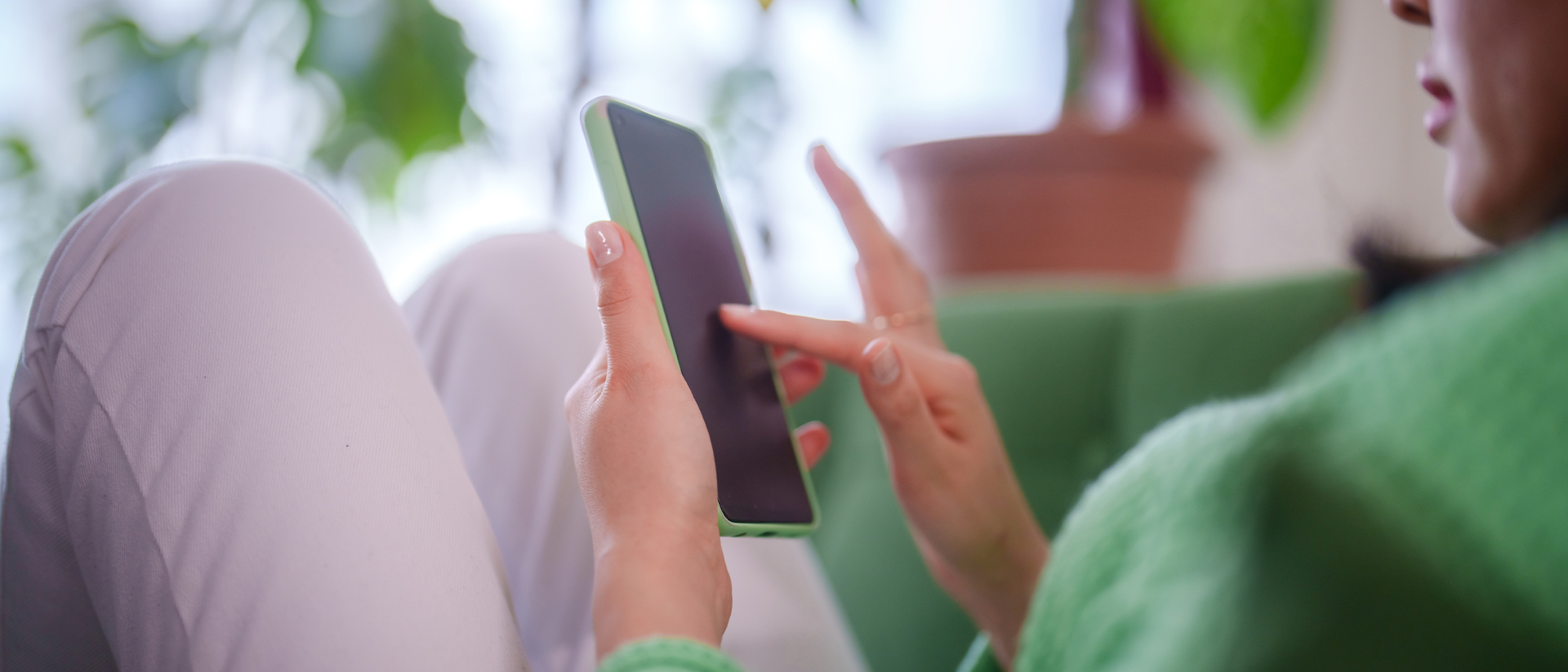 Cafeyn header image woman scrolling on mobile phone