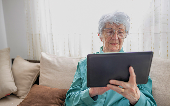 576X360 Other Images 1 Arkphire old woman looking at tablet