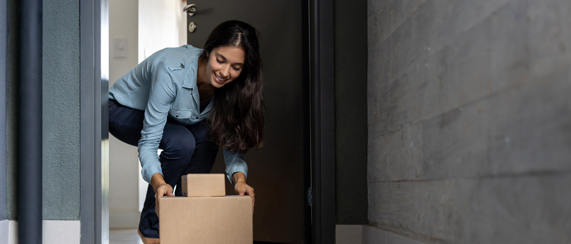 Paack Header 3 Woman picking up parcels