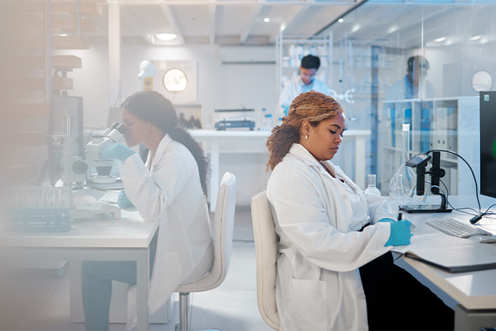 Labvantage Landscape 2 women working in lab